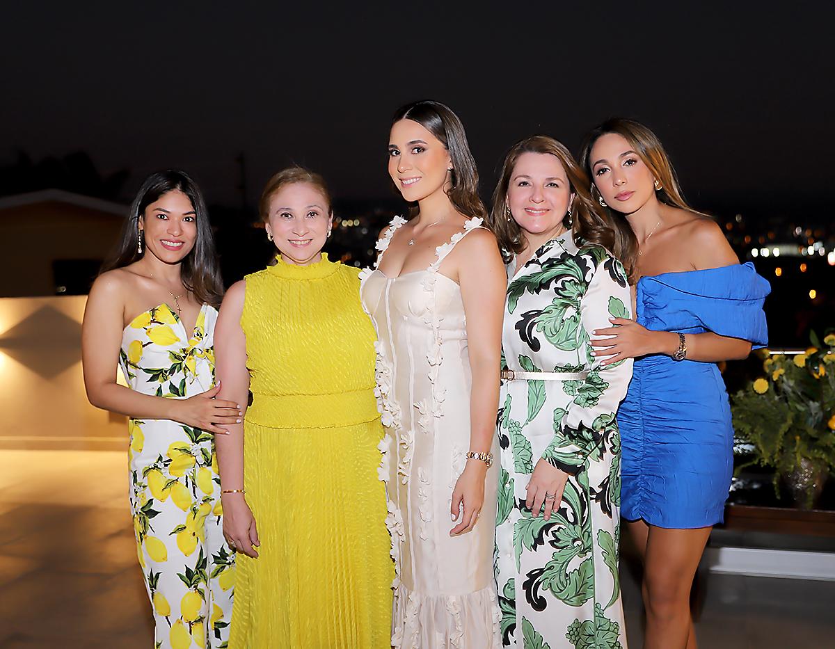 Connie Pineda, Marcela Dox, Marcela Pineda, Indira Toro y María Fernanda Pineda