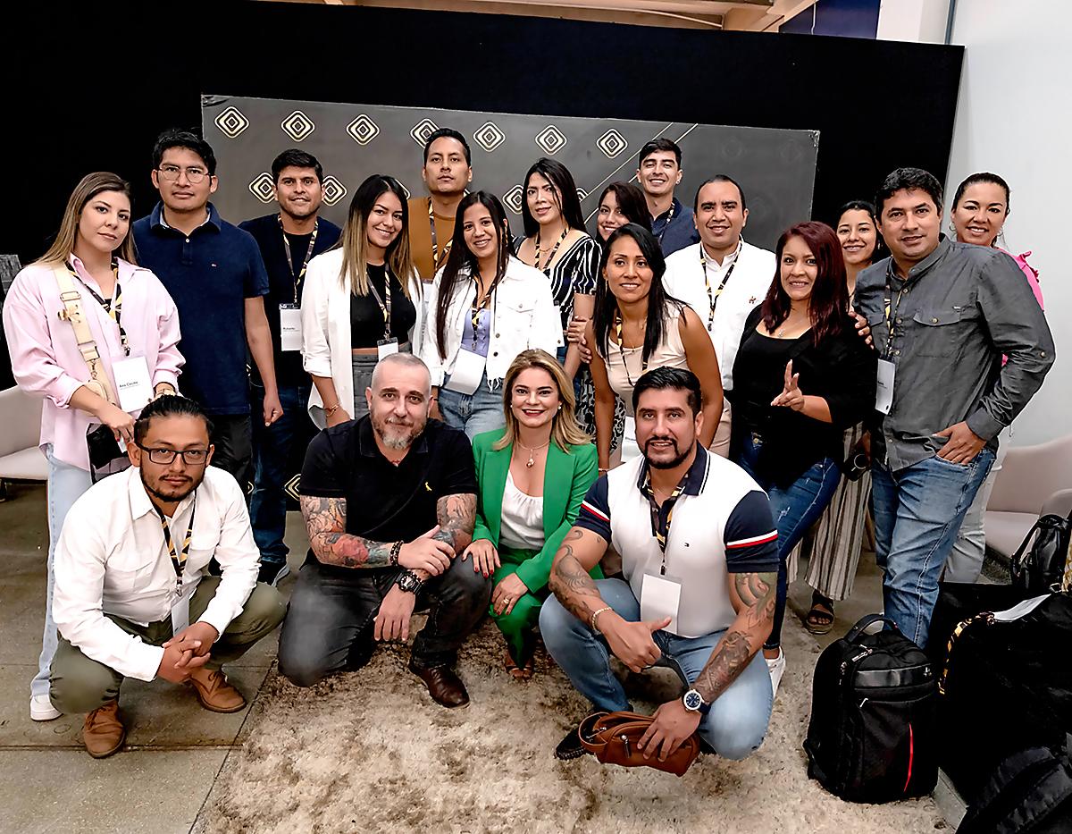 El Dr. David Linares recibe su titulación de postgrado en Dentística