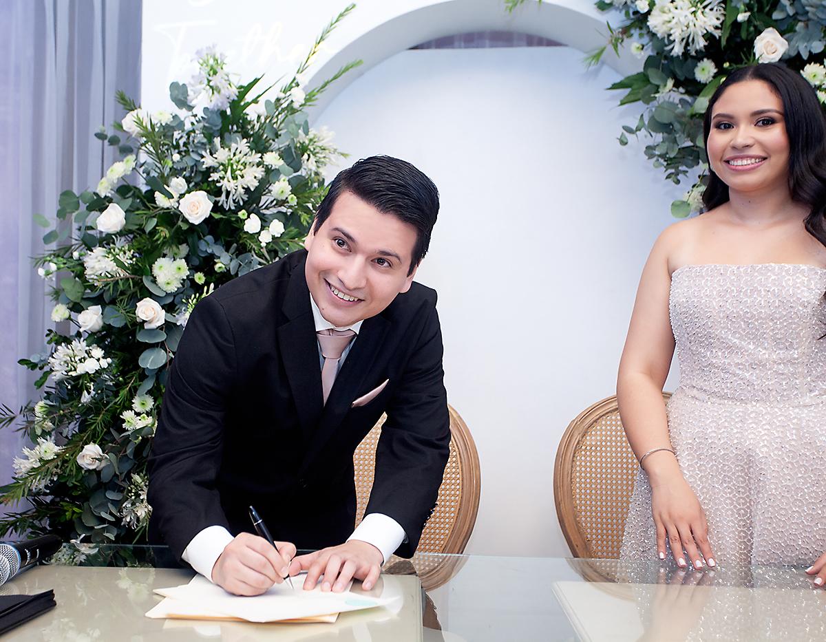 Neptali Pineda al momento de estampar su firma en el Acta Matrimonial.