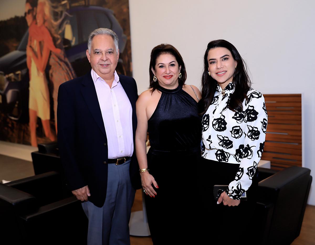 Rodolfo y Verónica de San Martín junto a Carla López.