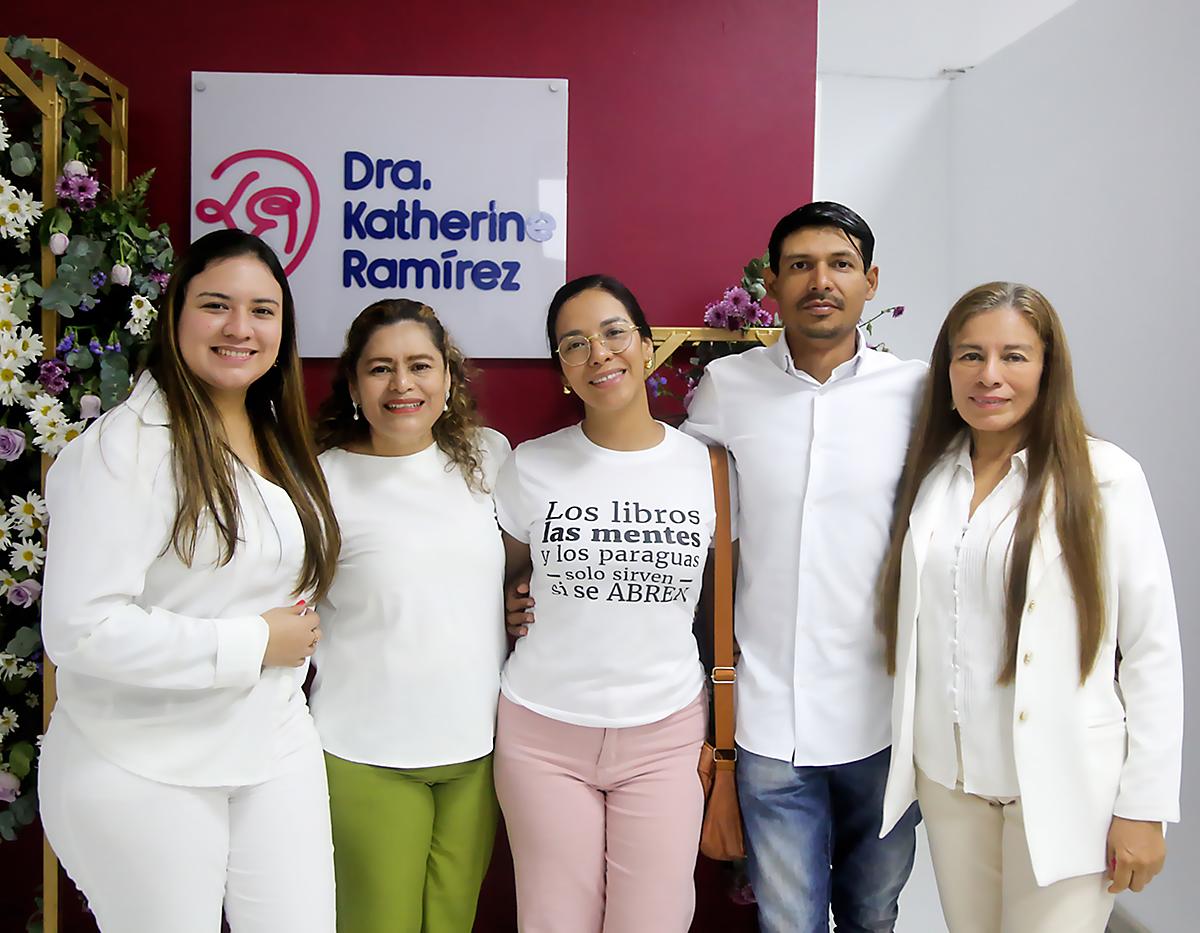 Sheyla Fernández, Amalia Alachán, Heidy Alachán, Osman Aguilar y Mirna Alachán.