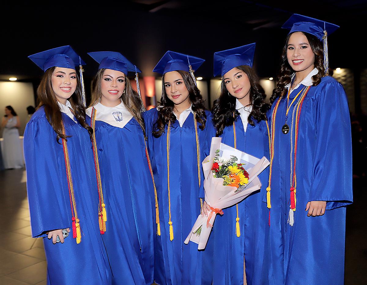 Vestidos con togas azules y grandes sonrisas, los seniors 2024 de la International School of Tegucigalpa celebraron su graduación como bachilleres en Ciencias y Humanidades. El acto comenzó con el tradicional desfile junto a sus padres, seguido de la entrega de premios y, por supuesto, sus merecidos diplomas. La noche culminó con el lanzamiento de birretes, llenando el cielo de esperanza y emoción.