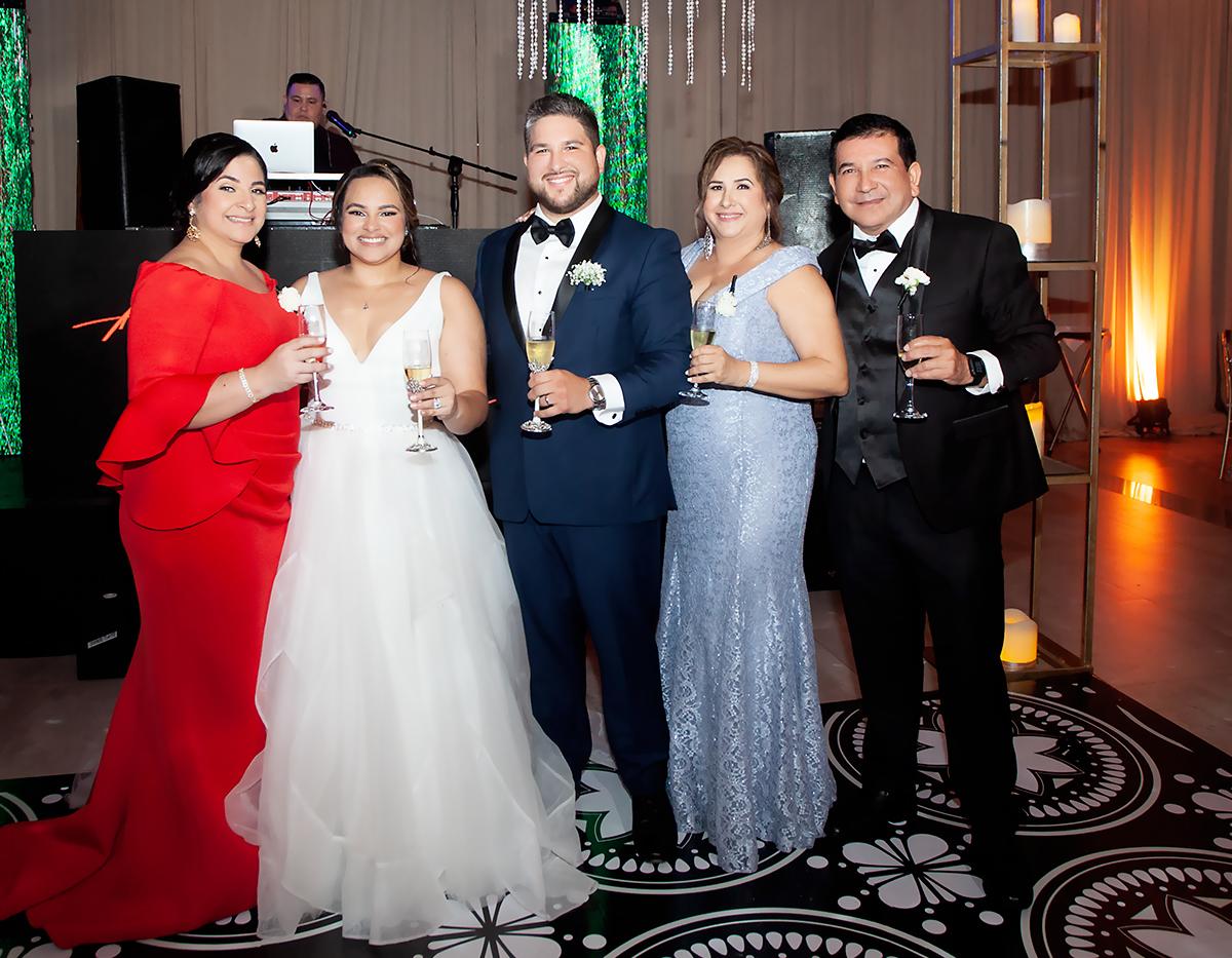 Dania Verdial, Andrea Paola Yanes, Juan Andrés, Charmine y Juan Hipp, durante el brindis.
