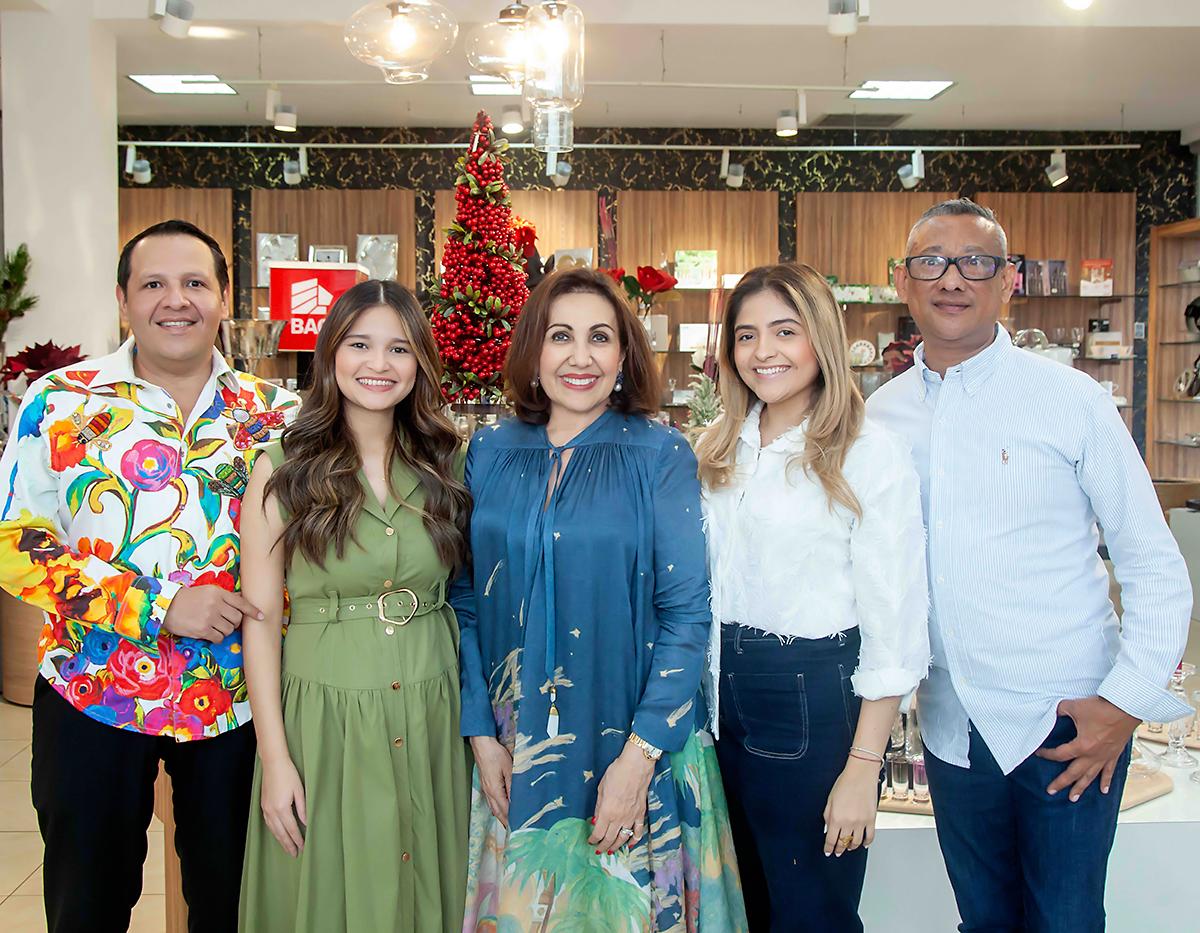 Eugenio Laínez, Katherine Prieto, Carolina Canahuati, gerente de Eleganza con sus equipo de ventas; Pamela Araujo y Javier Fajardo