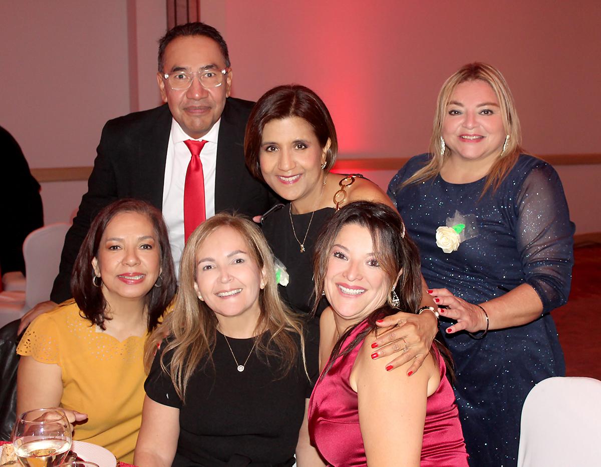 Luis Carlos Romero, Ruth Juárez, Marjorie López Claudia Fonseca, Gloria Hurst y Ana cueva Hancock