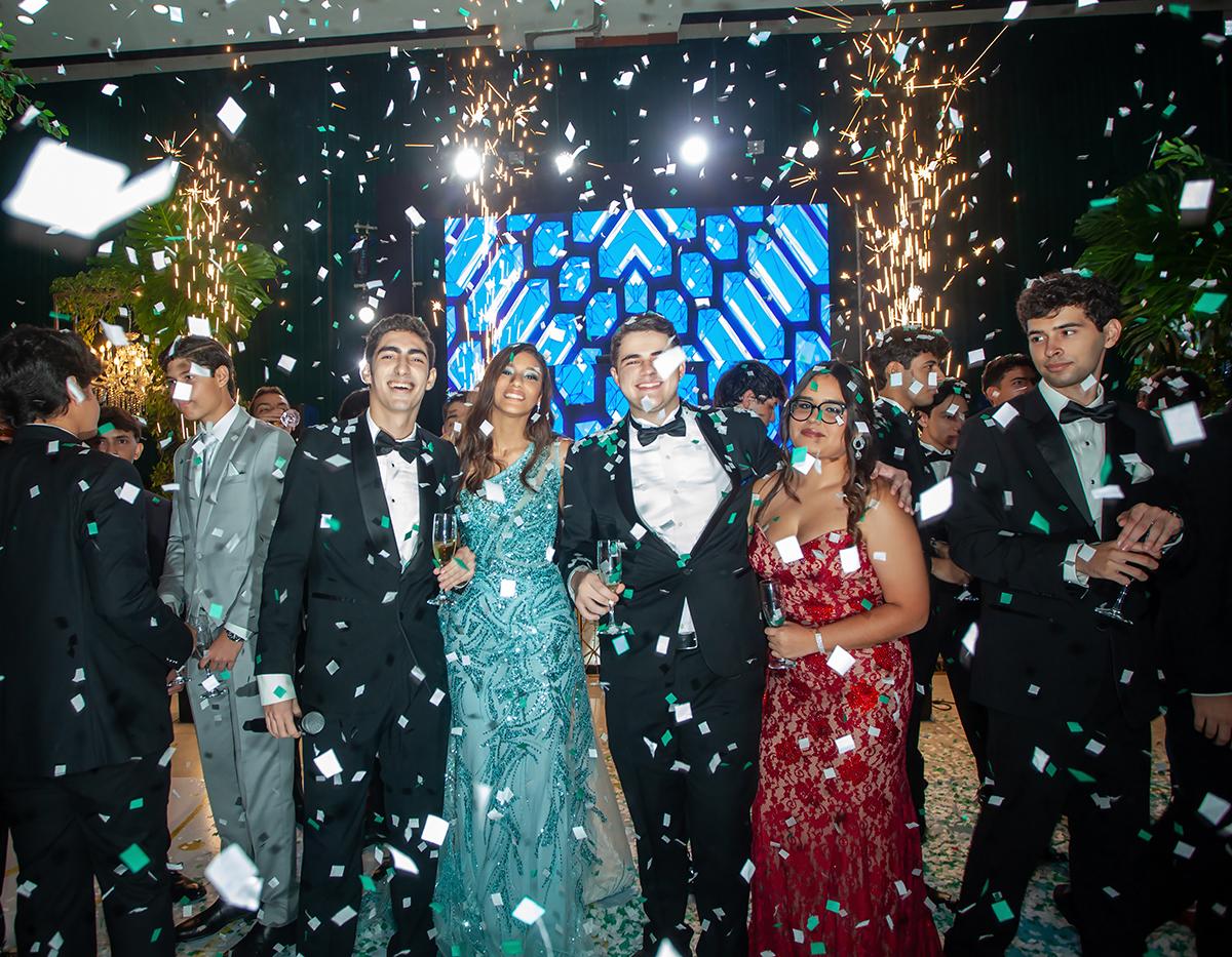 Andrés Handal, Dariana Gámez, Riad Asfura y Tatiana Flores, fueron los representantes de los graduados para ofrecer palabras de gratitud.