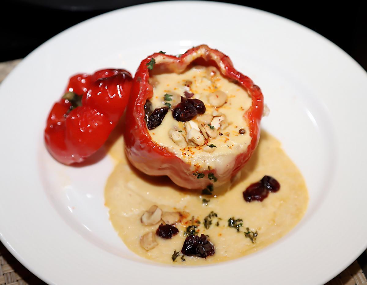 El plato fuerte de la noche: chiles rellenos acompañados de carne molida en salsa en nogada de marañón, acompañado de Nosotros Tequila