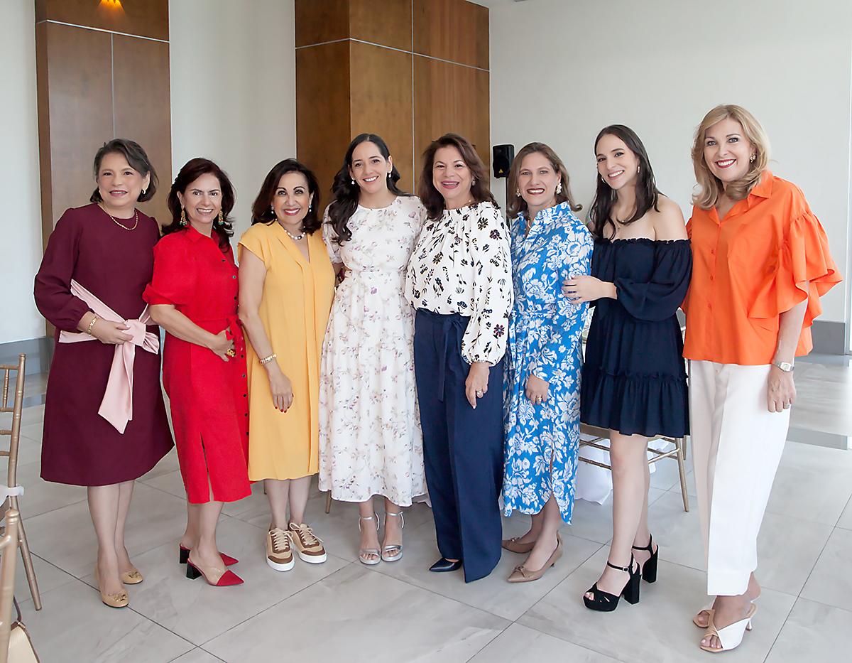 Ruth Reyes, Jacky de Rodríguez, Carolina de Canahuati, la homenajeada Andrea Sarmiento, Mildred de Handal, Elena de Handal, Alejandra Handal y Zobeida de Saybe.
