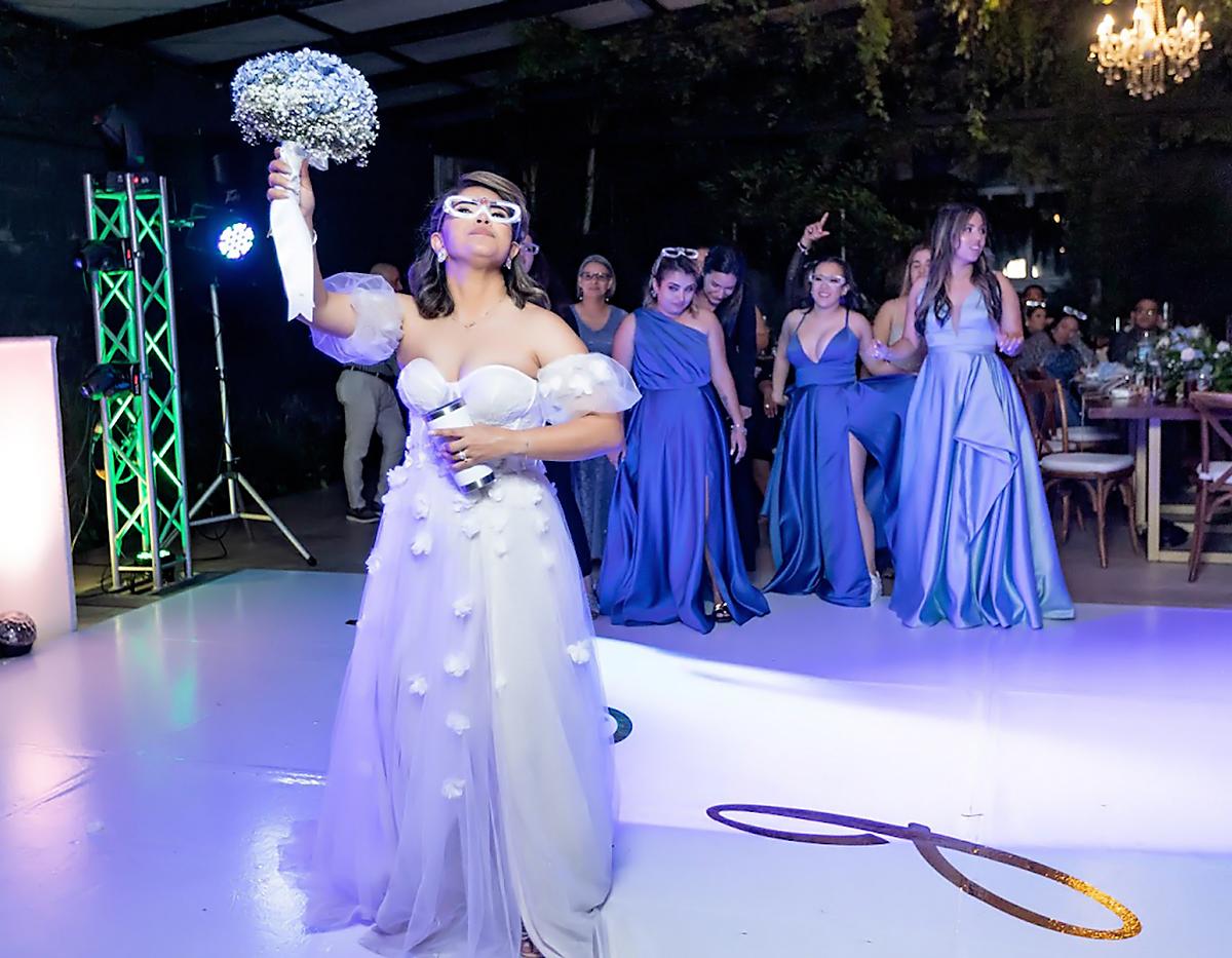 Y llegó el momento esperado por las invitadas, el momento en que la novia tiro el ramo