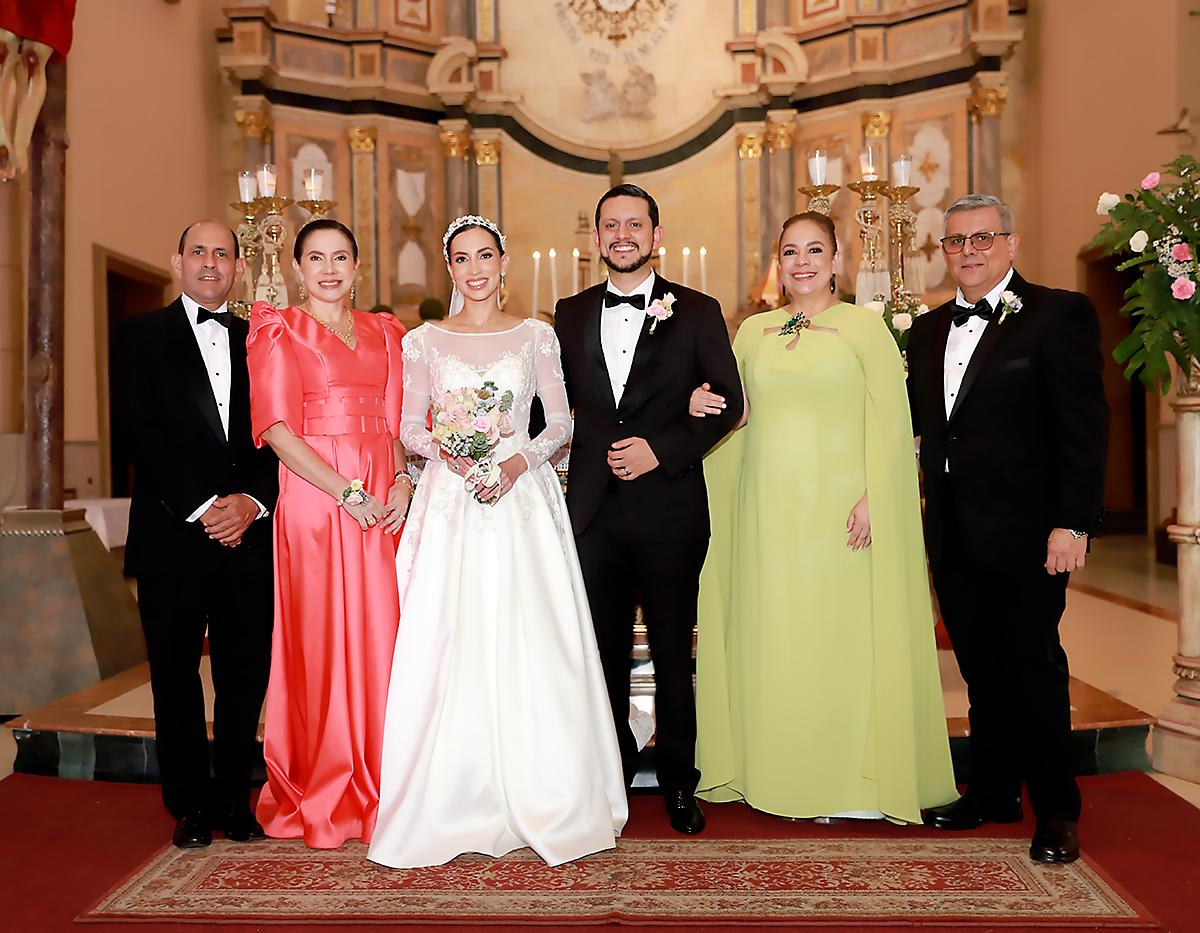 Los novios acompañados de sus progenitores: Gustavo Izaguirre y Maru Membreño - Izaguirre; Fredy Madrigal y Claudia Cerrato- Madrigal