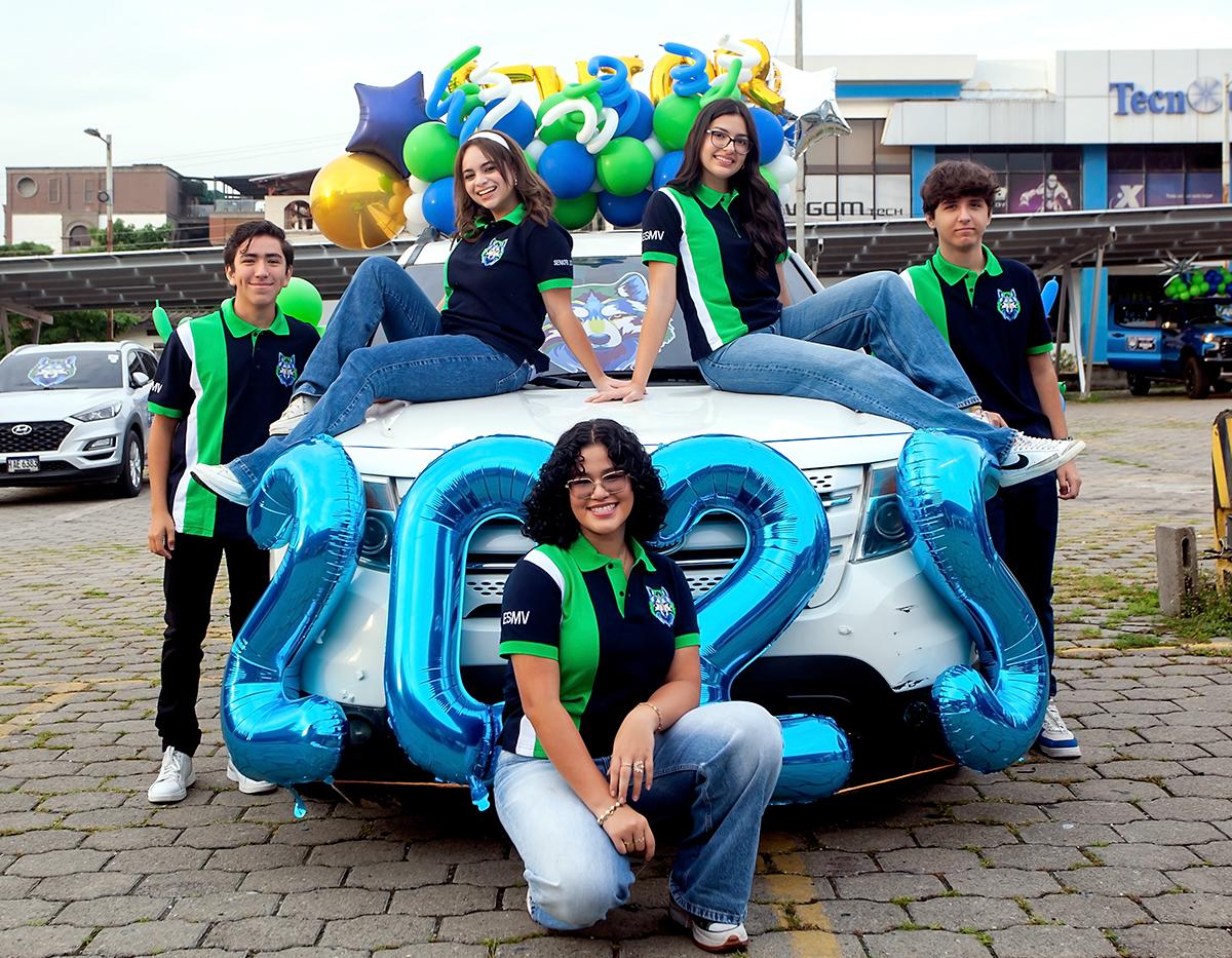El entusiasmo de los padres y estudiantes de la generación 2025 de la Escuela Santa María del Valle se sintió desde temprano en el parqueo del Comisariato Los Andes, donde se reunieron para celebrar el inicio de su último año de secundaria. Un bus modificado, decorado para la ocasión, llevó a los alumnos en una caravana junto a vehículos adornados con globos y bocinas sonando a todo volumen. Con la animación del DJ Luna, la fiesta continuó en la escuela, donde autoridades y compañeros recibieron a los seniors con aplausos y mucha emoción.