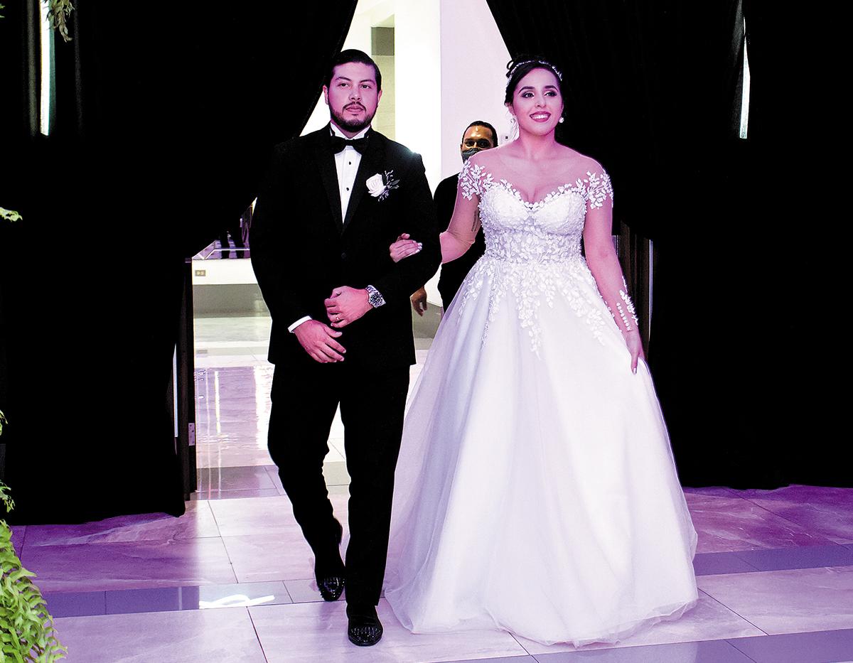Los enamorados al ingresar al salón donde son recibidos con aplausos y ovaciones por los invitados.