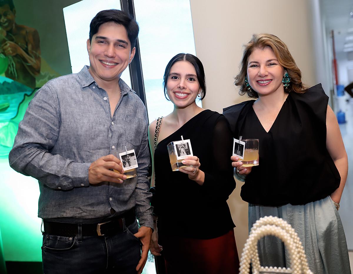 Ludwig Aguilar, Jacqueline Ochoa y Gladys González.