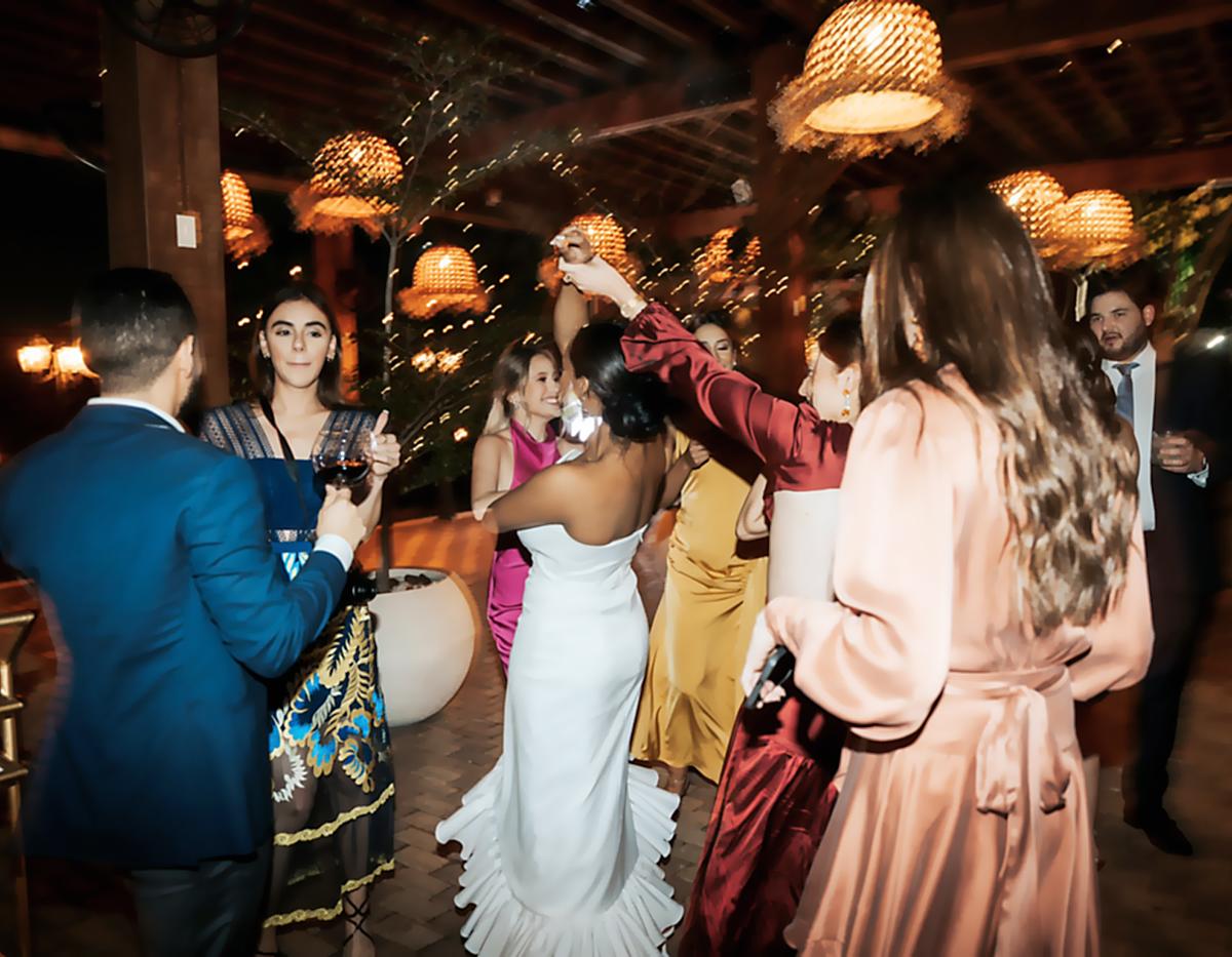 Los amigos se unen a la fiesta en honor a los recién casados. 