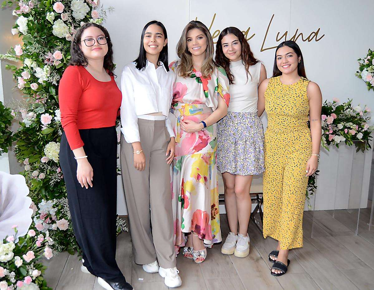Alessandra Velázquez, Ericka Mejía, Corina Flores, Marcela Flores y Wendy Maradiaga