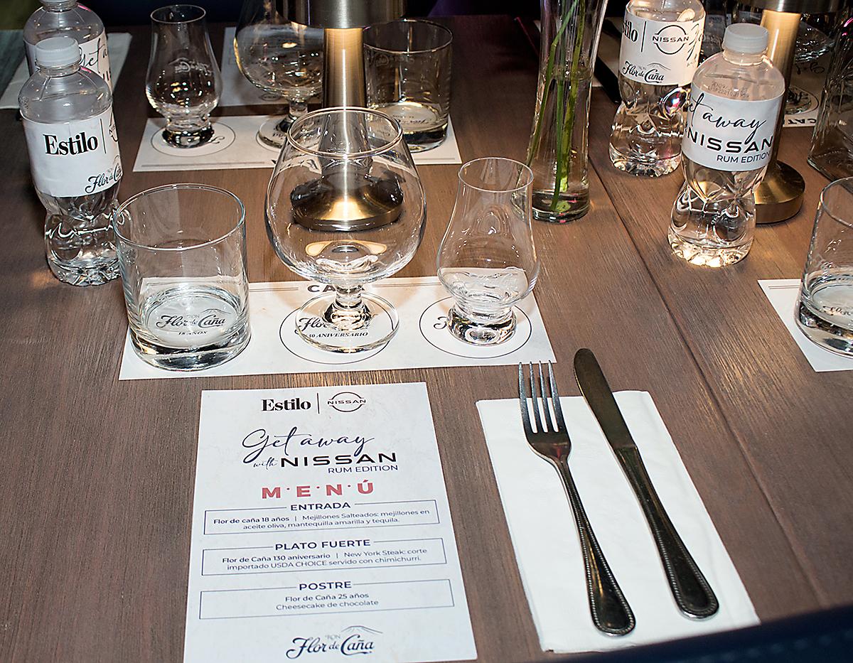 Casa silla tenía el menú a degustar y las tres copas para la cata, que dirigió la sommelier Natalia Rivera representante de Ron Flor de Caña