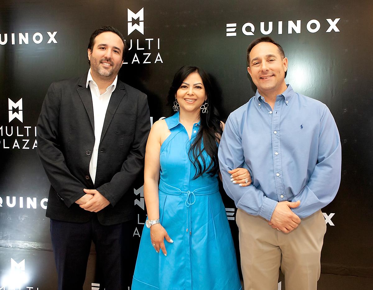 Gustavo Arias con Mariela y Jeff Shinal, CEO de Equinox.