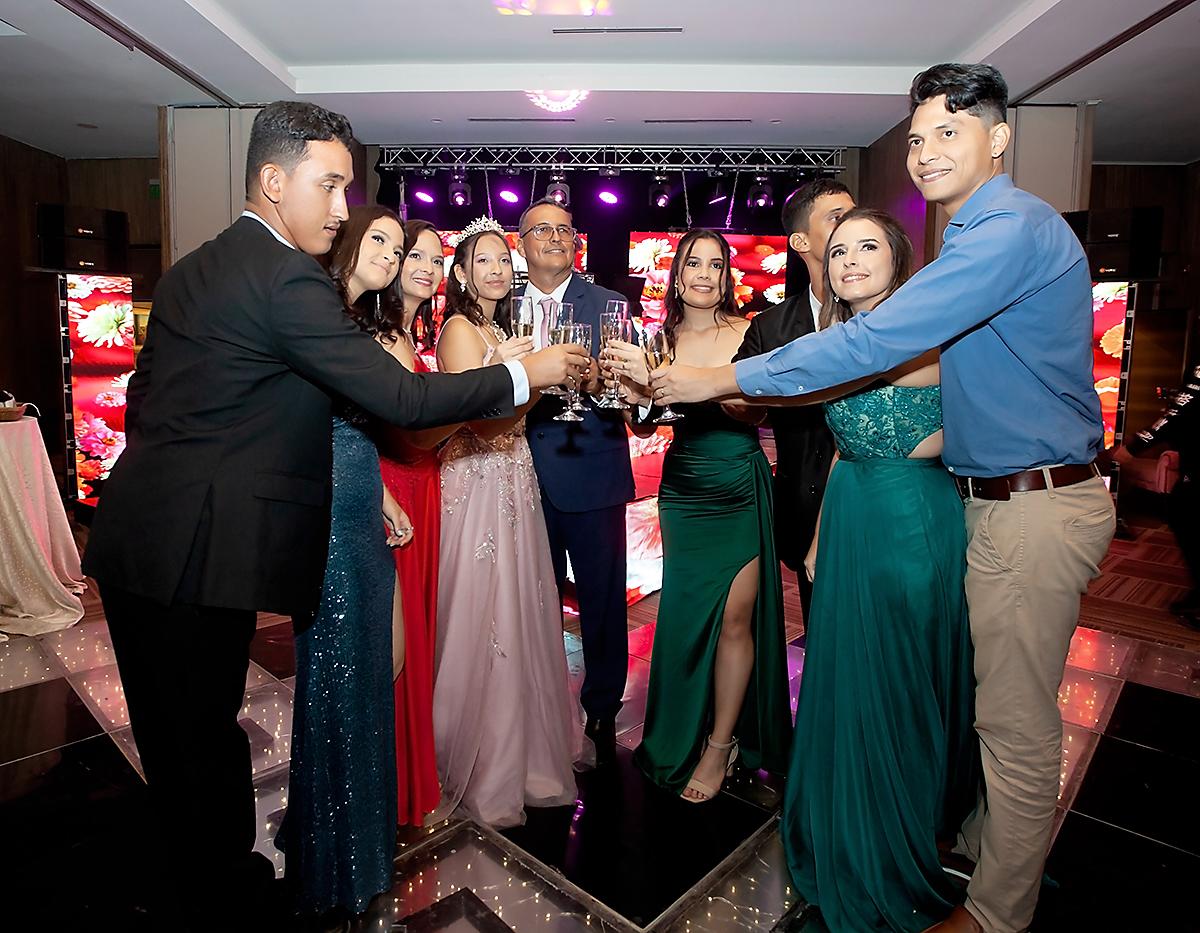 Pedro Luis, Joseline, Nelly de Galeas, María José, José Luis, Kiara, José y Gabriela Galeas con Renán Barbosa.