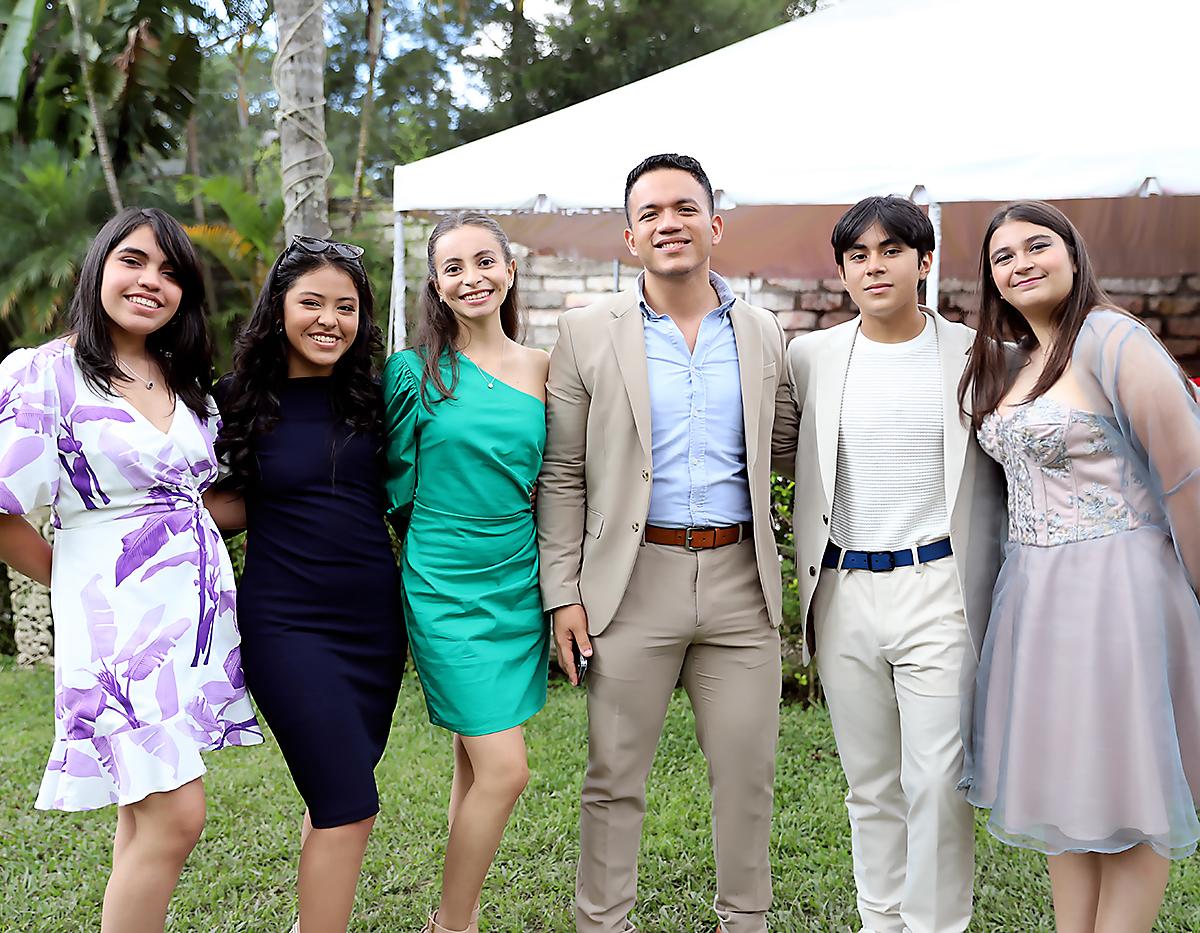 Maria Fernanda Rodriguez, Alana Morazán, Andrea Castro, Mr Manuel Gutierrez, Bryan Baquedano y Andrea Barnica