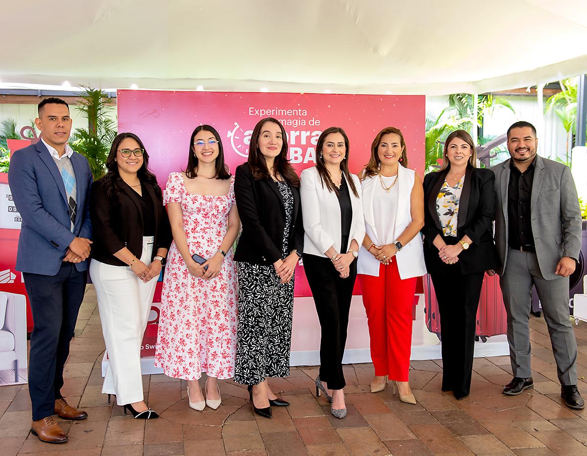 BAC Honduras culminó con éxito su campaña “Experimenta la Magia de Ahorrar en BAC”, una iniciativa que, bajo su estrategia de triple valor, impulsó a miles de hondureños a adoptar hábitos financieros responsables. Con esta promoción, el banco no solo premió la fidelidad de sus clientes, sino que también fortaleció su propósito de fomentar el bienestar económico a través del ahorro. En la foto: Ejecutivos de BAC Honduras.