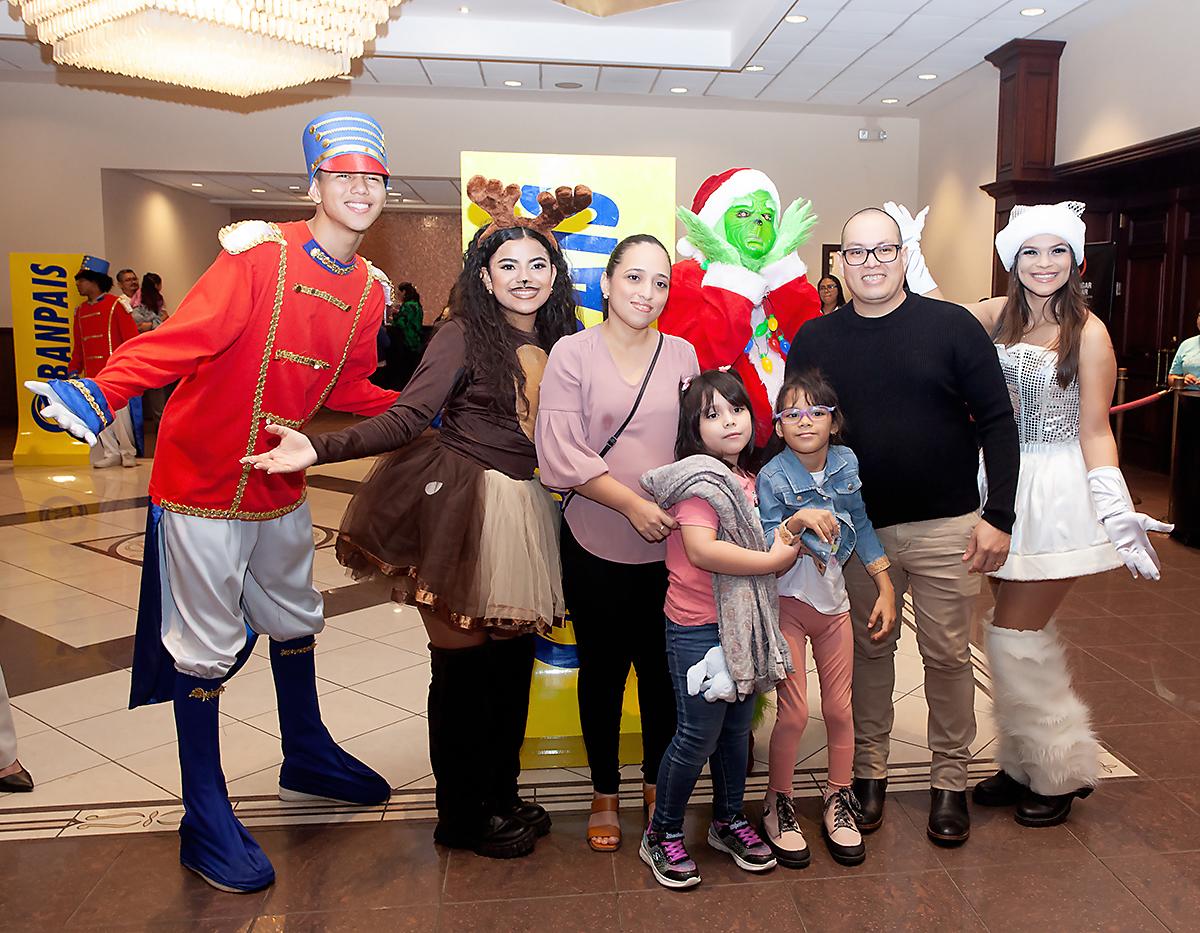 Las familias posaron con los personajes navideños para el recuerdo.