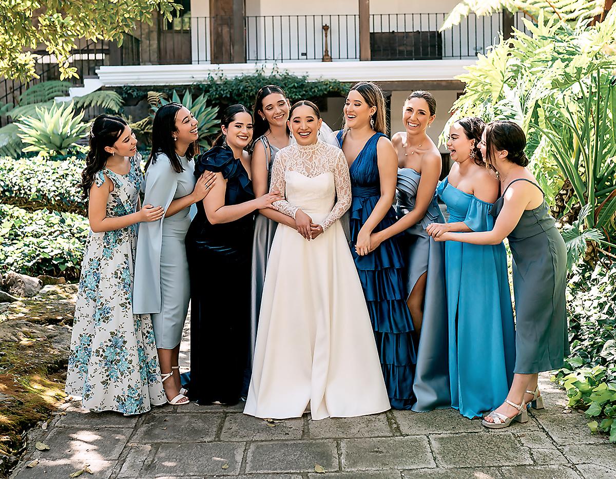 La novia junto a sus damas de honor, Mariana Fúnez, Fátima Aguilar, Anabella Canales, Alfonsina Maier, Marcella Pineda, Isabelle Foss, Camila Ramírez y Stephanie Evans.