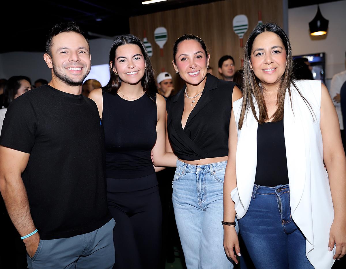 Herbert Orellana, Camila Acosta y Alejandra de Acosta.
