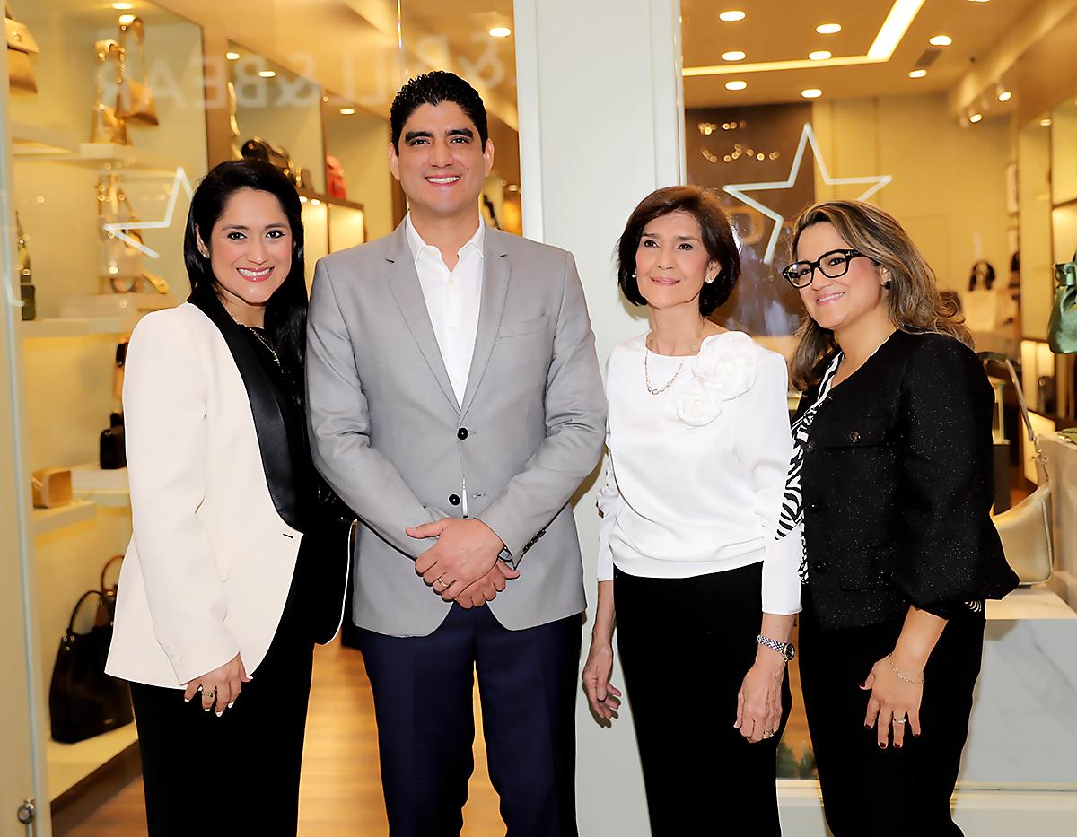 Johanna Martínez, Esteban Martínez, Magda J. de Martínez y Raquel Martínez.