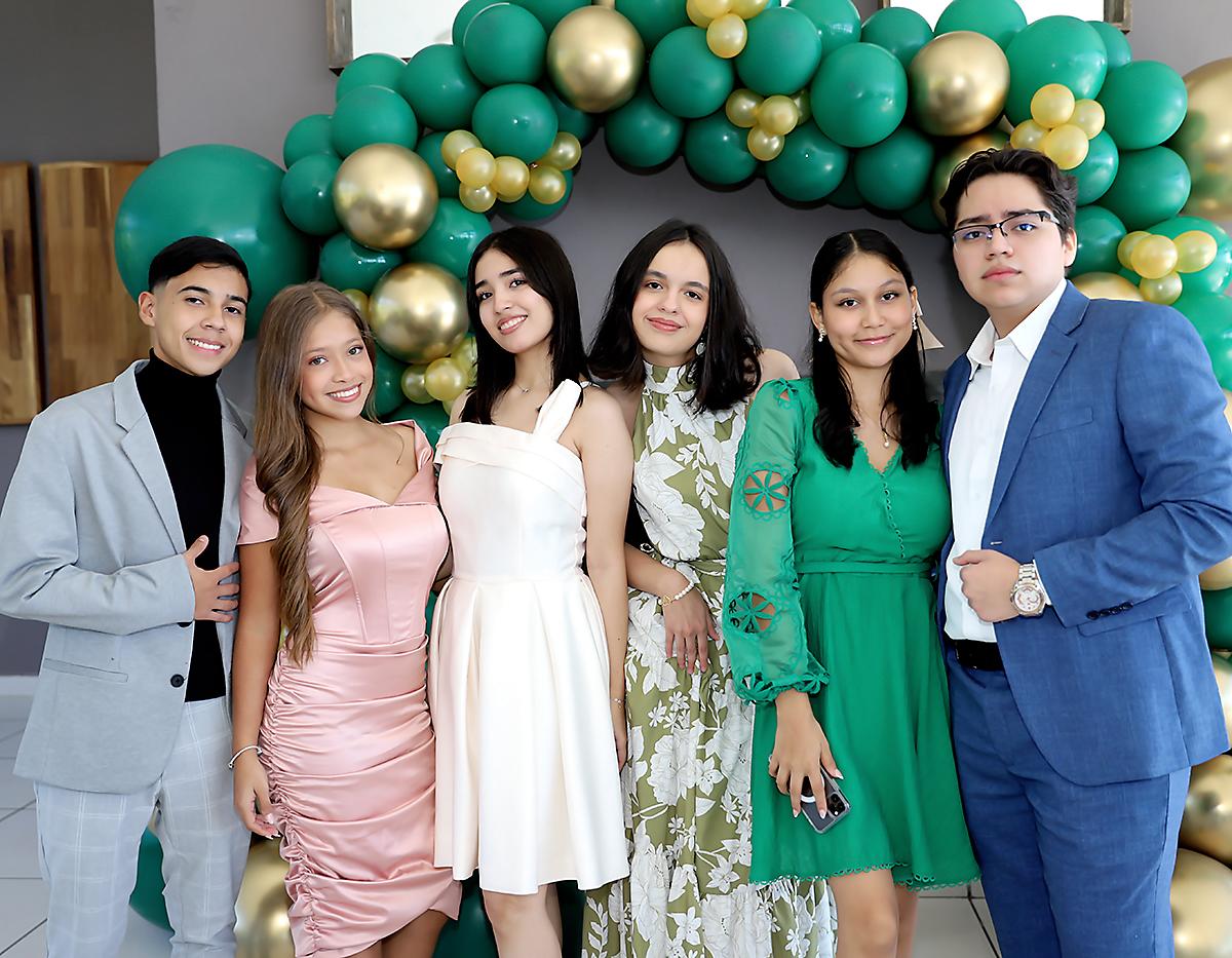 Los seniors 2024 de la Nashville School disfrutaron de su clásico desayuno anual en La Cumbre. Durante este evento, los jóvenes se sumergieron en un ambiente de camaradería, compartiendo anécdotas y expectativas para su último año académico. Vistiendo elegantes atuendos, marcaron con estilo su primera actividad oficial como seniors.