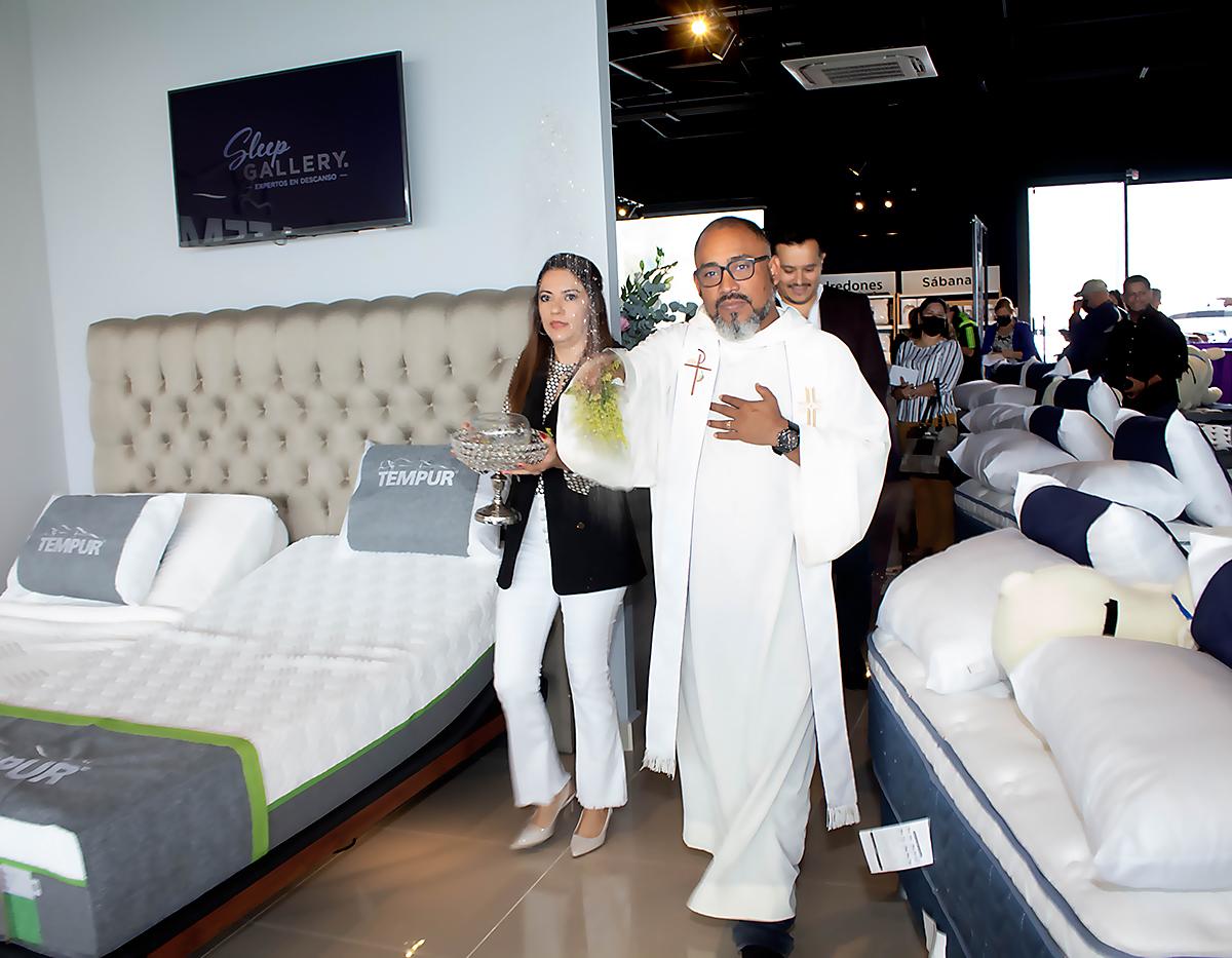 El padre Carlos Mejía bendijo las instalaciones de la tienda Sleep Gallery.