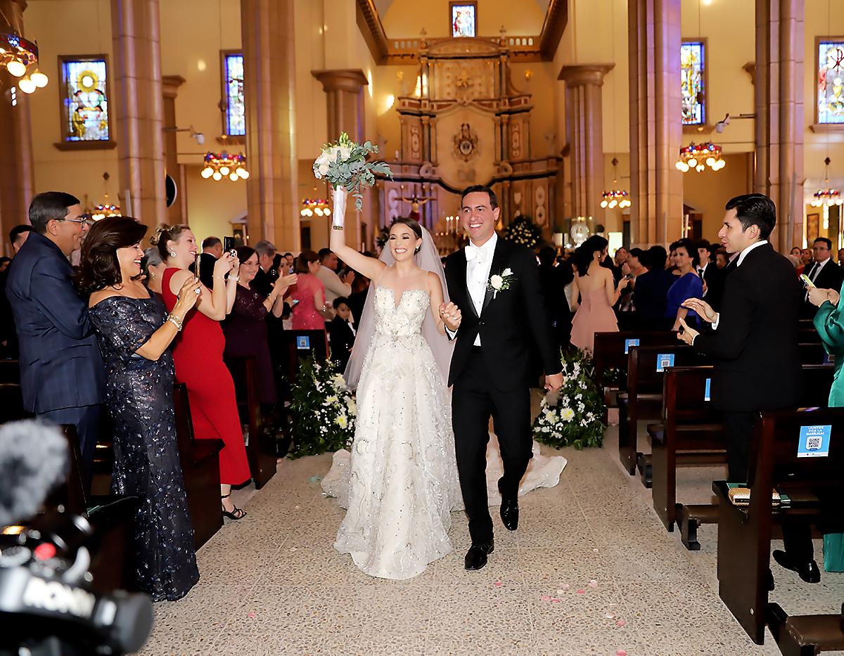 Los felices novios al momento del salir del templo