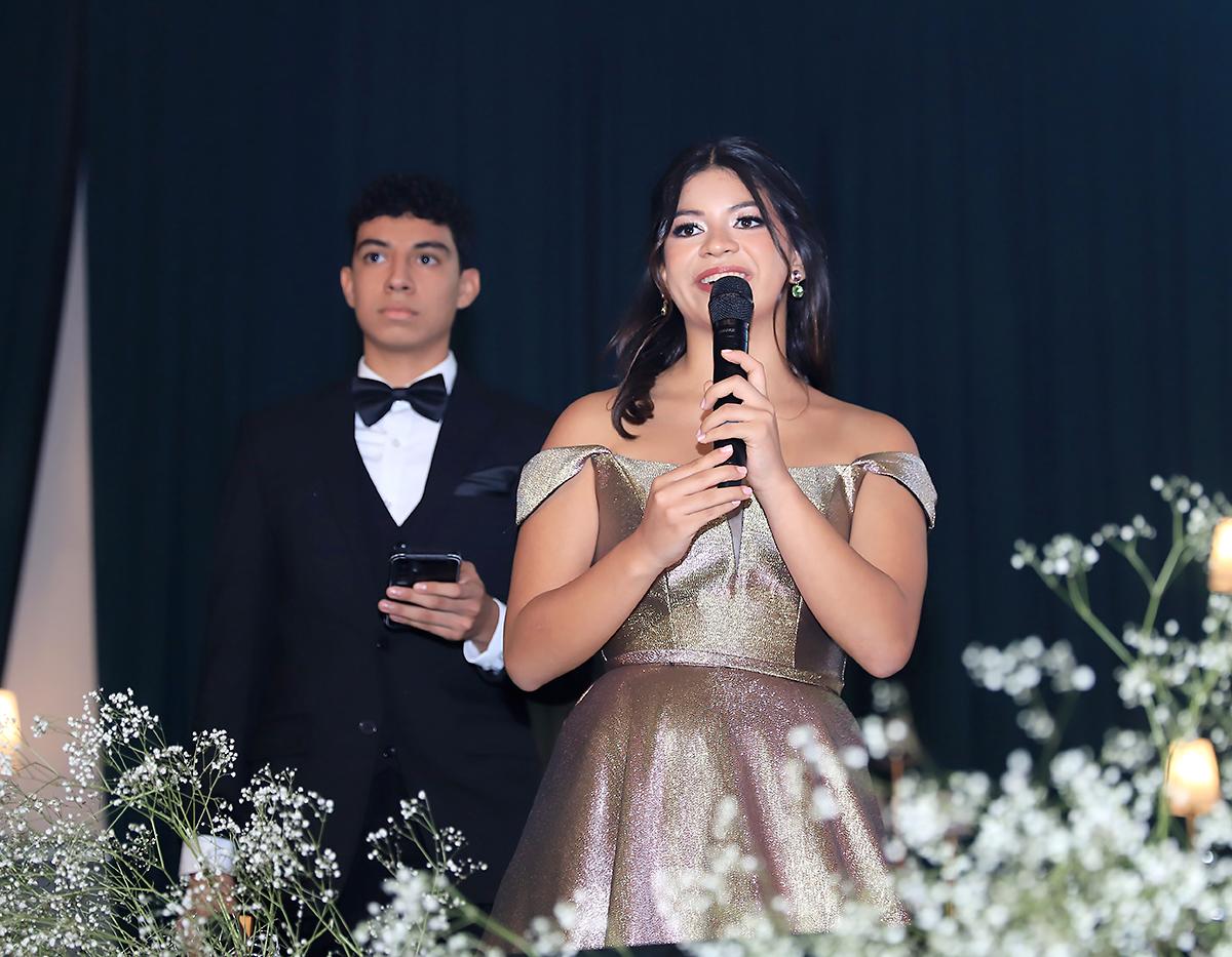 Camila Deras mientras ofrece su emocionante discurso