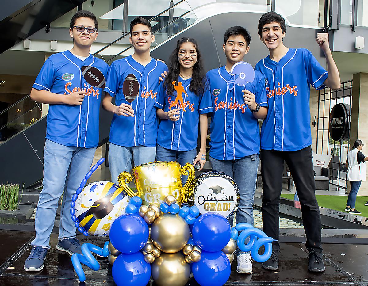 Miguel Rvera, Fabricio Mejía, Camila Munguía, Erik Yip y Ronald Castillo