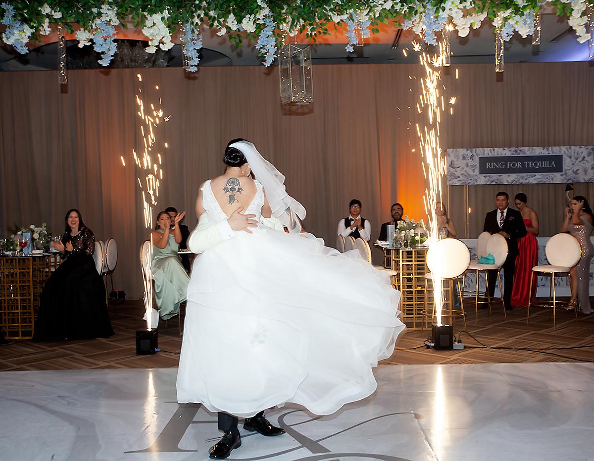 Flora Espinoza y su amado Óscar Ventura bailan por primera vez como esposos.