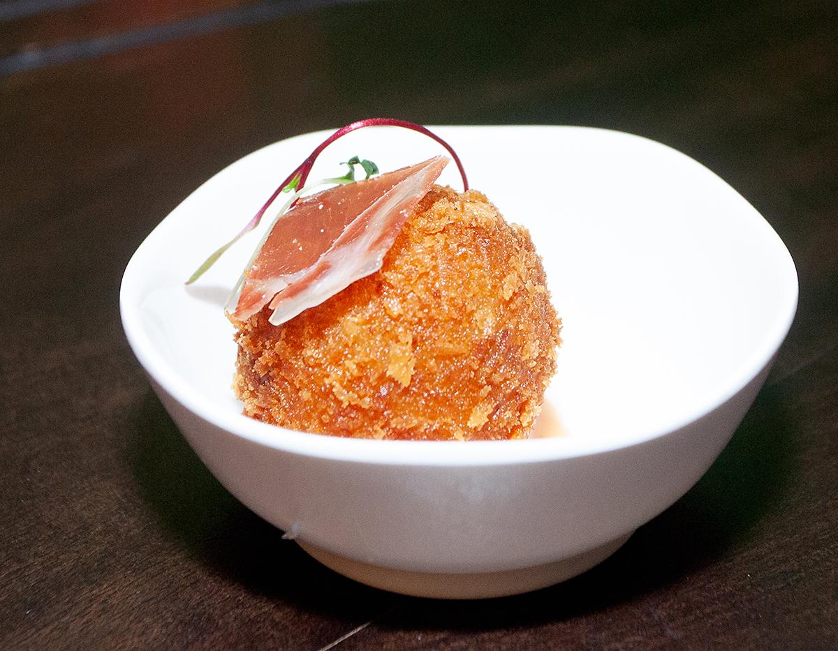 Croqueta de chistorra: croquetas españolas con chistorra y miel.