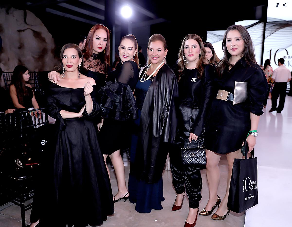 La segunda noche de BAC Estilo Moda 2025 estuvo cargada de emoción y estilo. Las colecciones Spring-Summer 2026 de los diseñadores hondureños iluminaron la pasarela con propuestas llenas de creatividad y visión. La velada también tuvo un momento especial con la presentación de Most Dangerous City, quienes encendieron el escenario y conquistó a los asistentes con su música vibrante. Y como cierre perfecto, la energía continuó en los pop-ups donde modelos, diseñadores, influencers e invitados disfrutaron de experiencias únicas que convirtieron la noche en un verdadero festival de moda y lifestyle.
