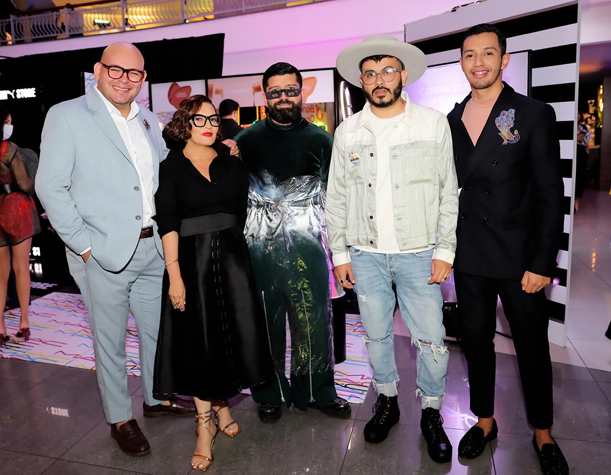 Moda, diseño, diversión y mucho talento son los ingredientes de Estilo Moda, un espacio en donde la libertad creativa se siente como los latidos del corazón de las personas que se mueven al ritmo de la moda. Lawin Paz, Blanca Bendeck, Jerry Cárcamo y Raúl Osorio.