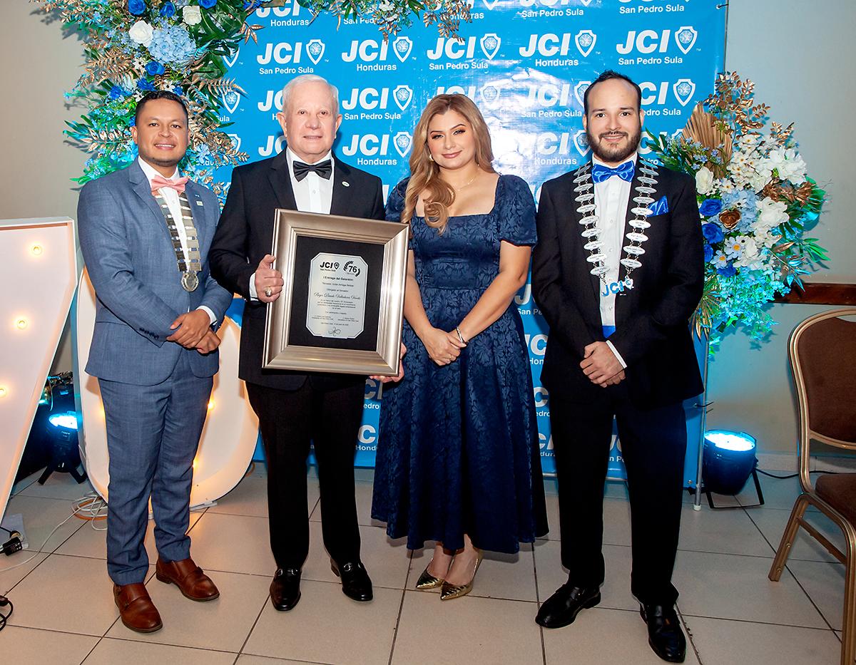 Yorlín Hernández, presidente nacional de la JCI Honduras con el homenajeado Roger Valladares, Emma de Valladares y Carlos Luis Gutiérrez, presidente de la JCI de San Pedro Sula