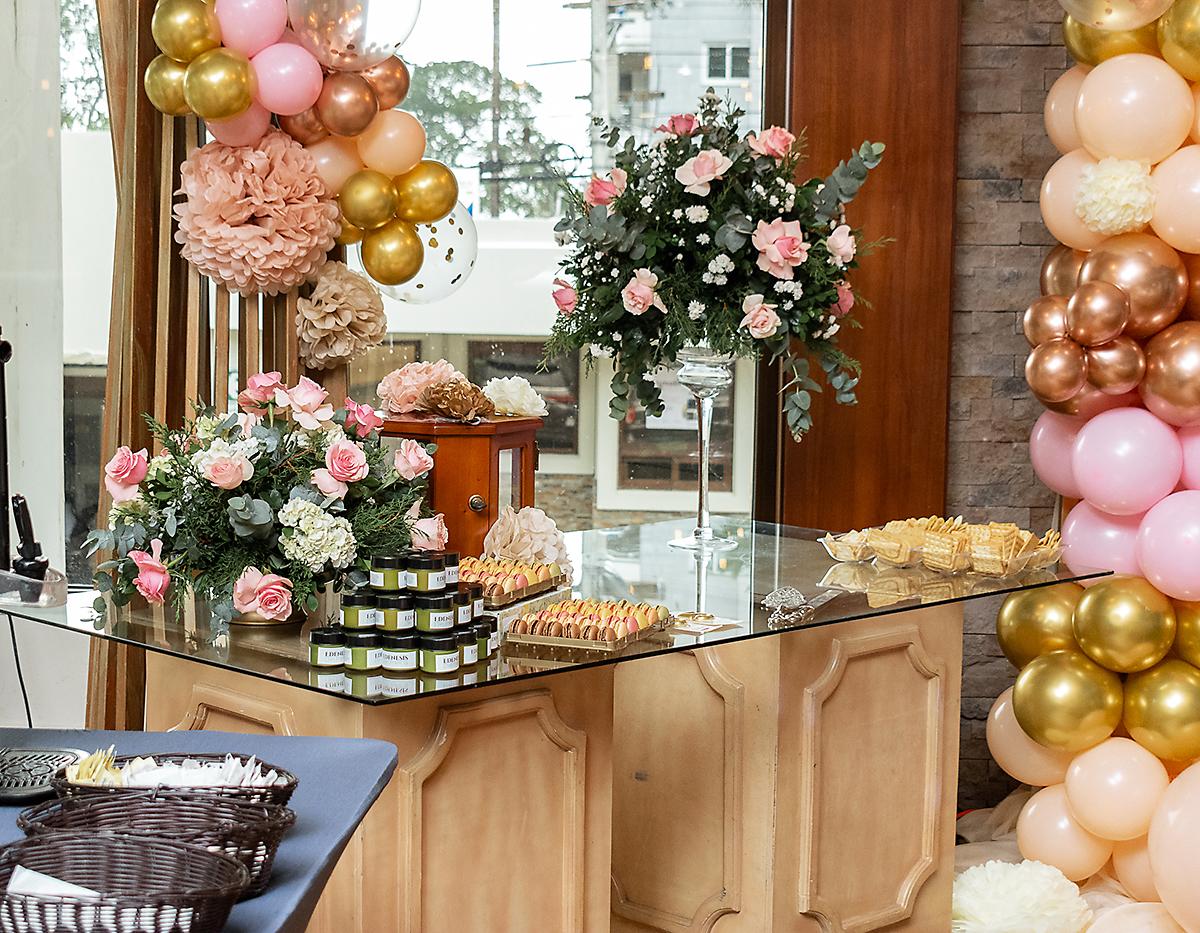 Arreglos con globos y florales fueron integrados a la decoración rose gold y dorado.