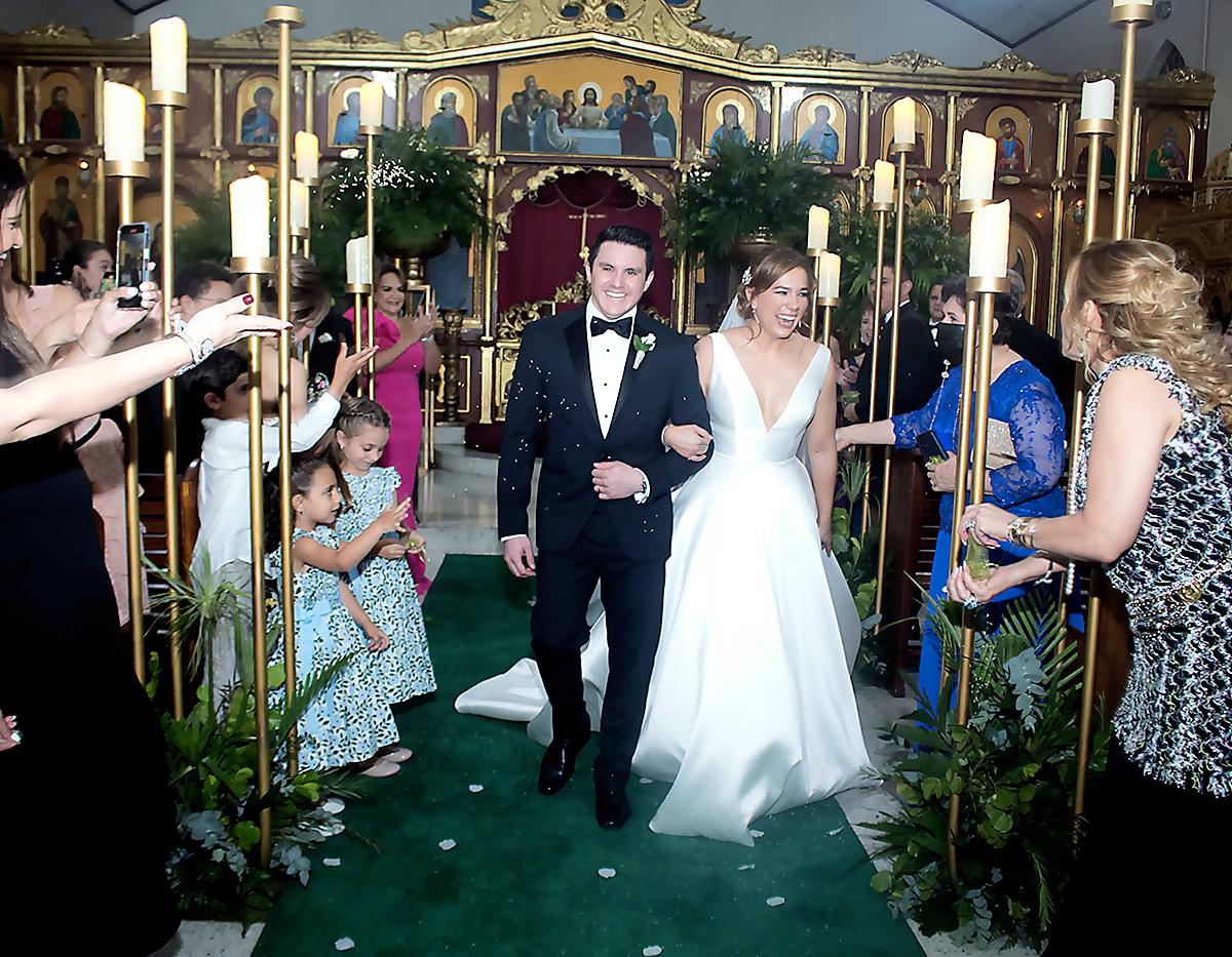 Los nuevos esposos Christian Salas y Nicole Vaquero, luego de ser declarados “marido y mujer”.
