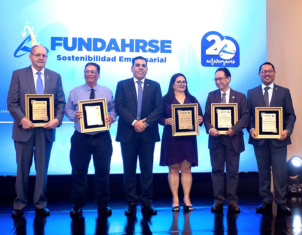 Se reconoció a los colaboradores que han dedicado su esfuerzo y pasión durante estos 20 años.