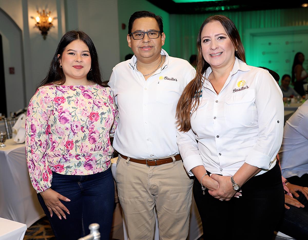 Ana Napki, Emil Núñez y Diana Varela. 