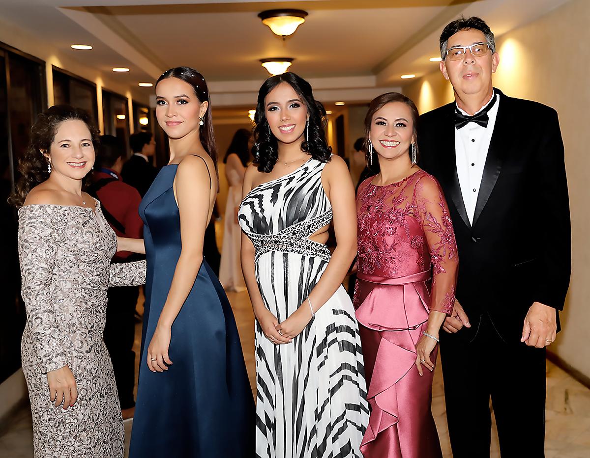 Sandra Henríquez con Isabel, Lya, Karla y Gustavo Napky