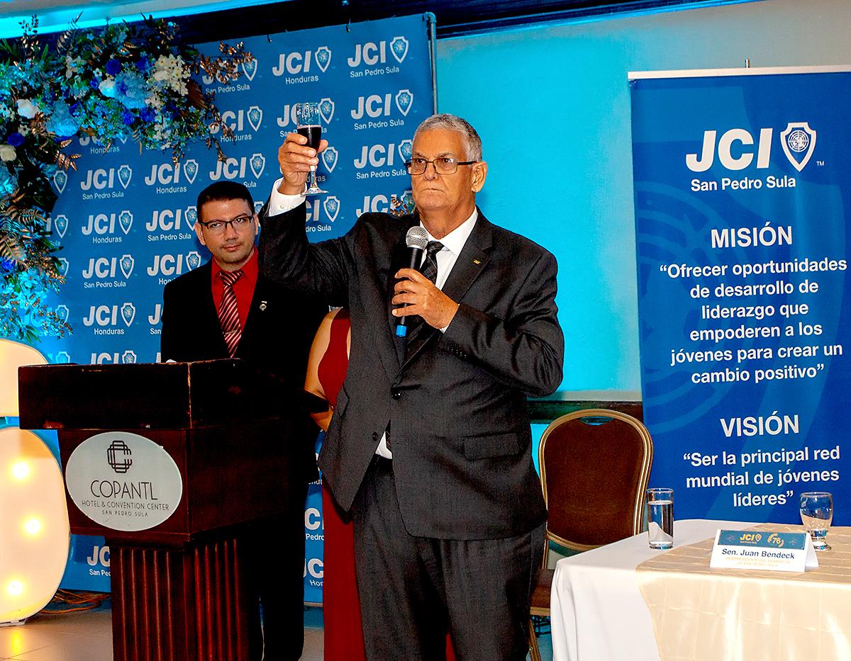 Juan Bendeck, al momento de ofrecer un brindis por el homenajeado Roger Valladares.