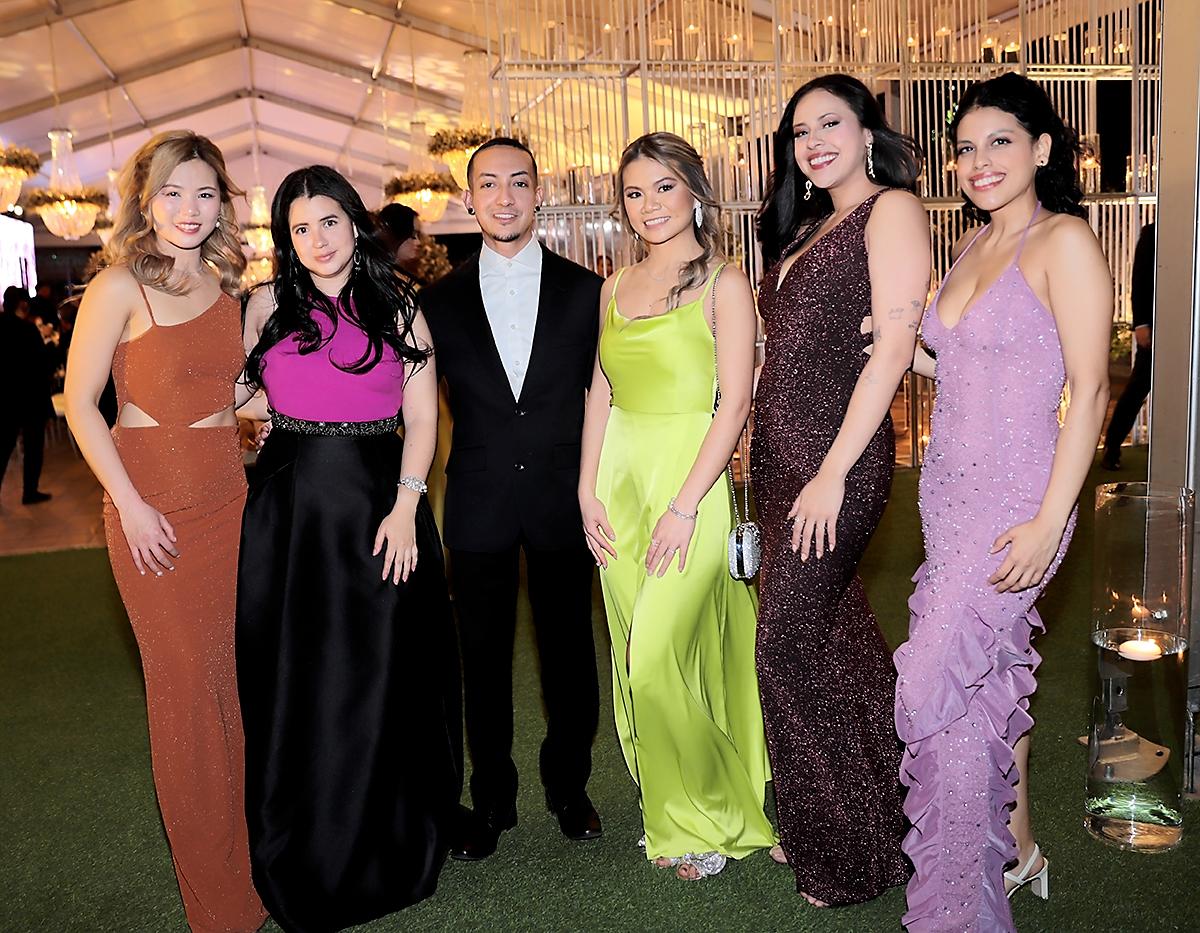 Sally Ng, Tessla Pineda, Norman Godoy, Amy Lean, Sofía Argueta y Ana Argueta