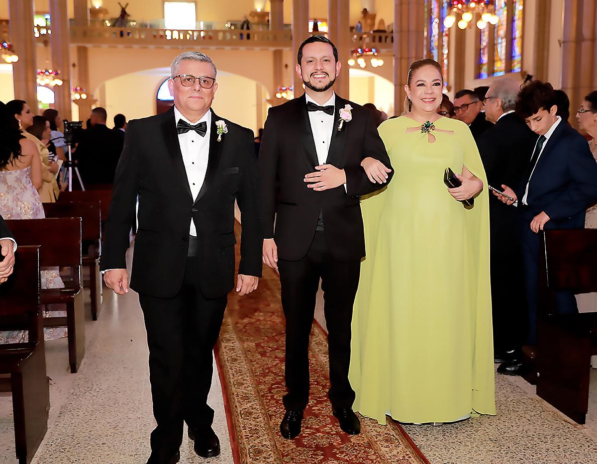 El novio al momento de entrar al templo acompañado de sus padres Fredy y Claudia Cerrato -Madrigal 