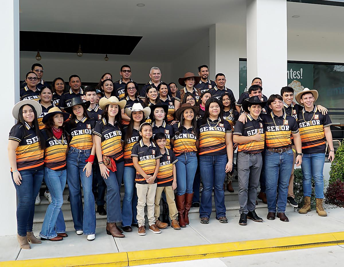 La generación 2025 junto a sus padres.