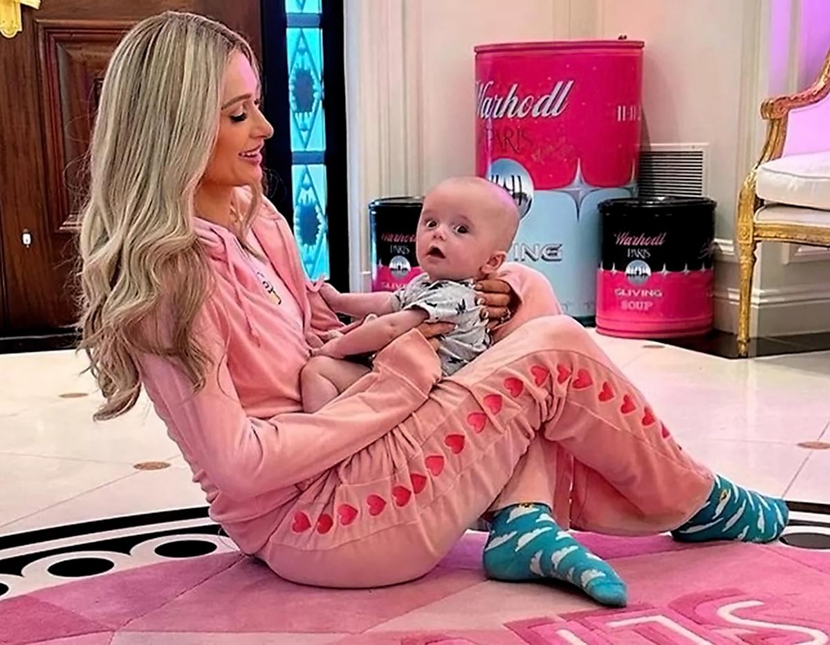 Paris Hilton responde a las crueles críticas sobre el tamaño de la cabeza de su bebe