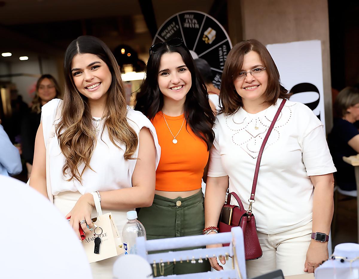 Ana Raquel y Julissa Maradiaga con Ana Lourdes Cabañas