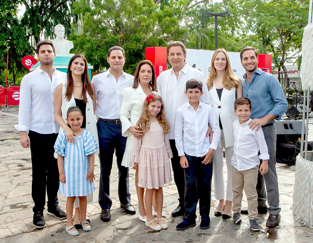 La familia Canahuati fundadores de Industrias Pacer, durante la develación del Monumento en honor a la industria de la maquila en Choloma.